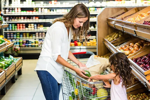mama-e-hija-de-compras-en-el-super