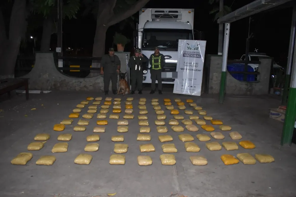 viajaban_con_mas_de_100_kilos_de_marihuana_en_la_cabina_de_un_camion_2
