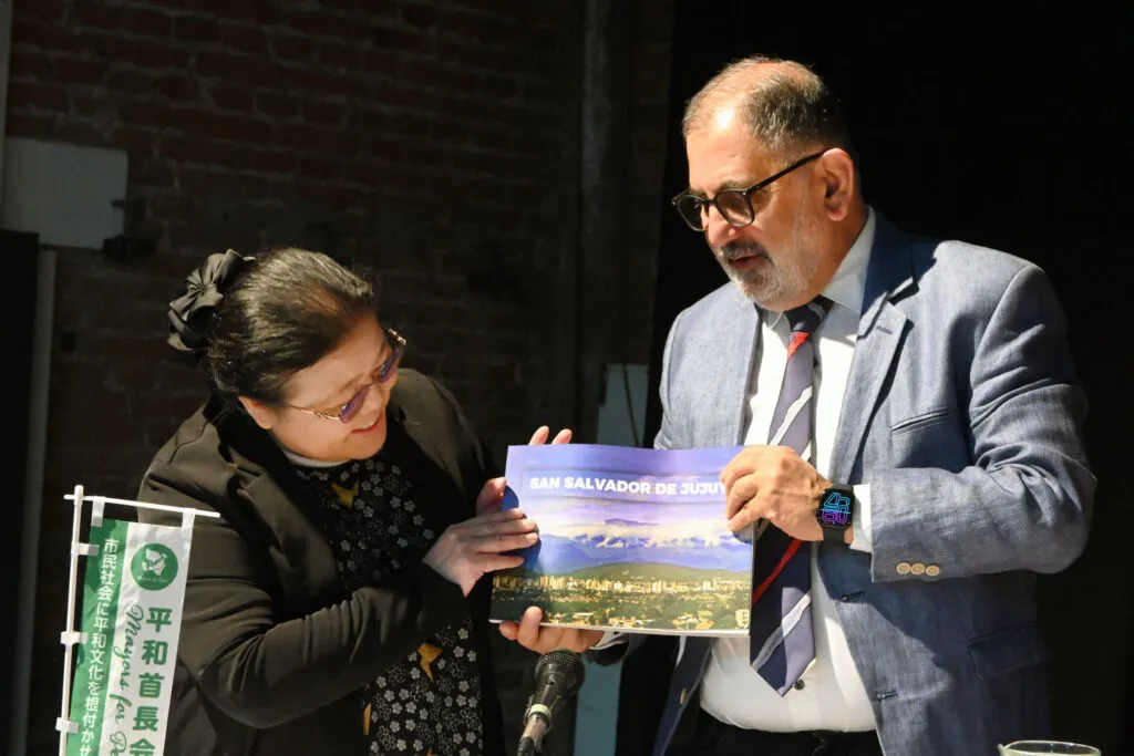 Entrega-de-decreto-embajadora-de-la-paz-hiroshima-Prensa-Muni-Jujuy8-1024x683