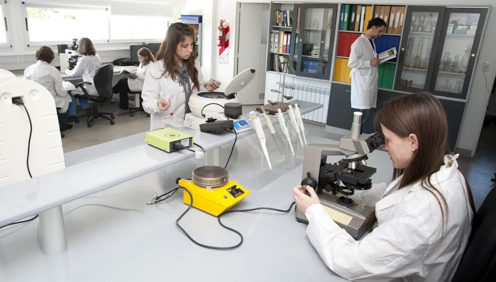 cientificos-MInisterio-Ciencia-Argentina-996x567