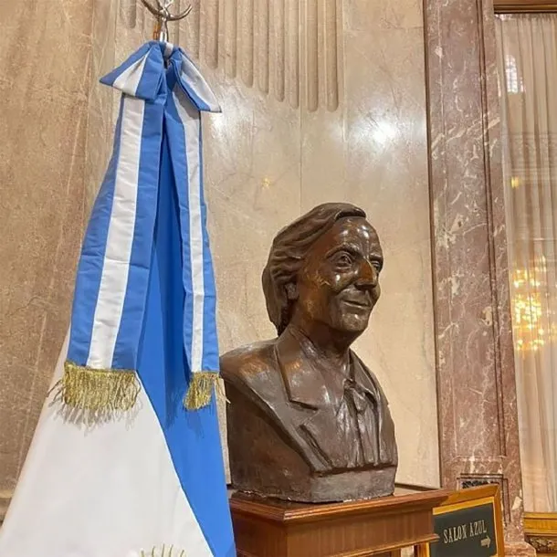 busto-nestro-kirchner-senado-victoria-villarruel